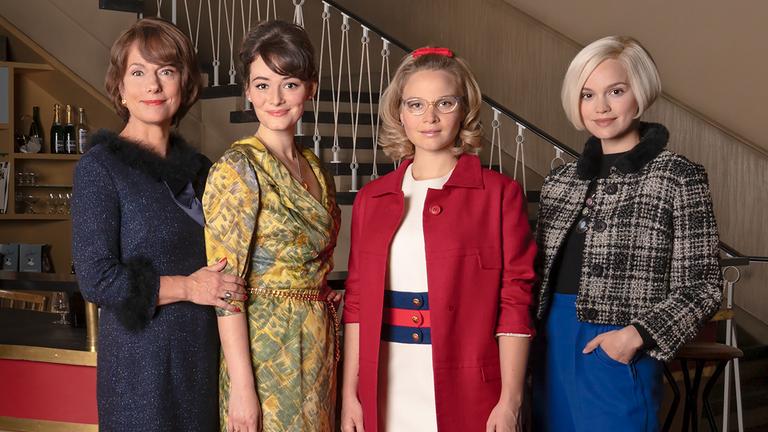 "Ku'damm 63": Caterina Schöllack (Claudia Michelsen), Helga Schöllack (Maria Ehrich), Monika Schöllack (Sonja Gerhardt), Eva Schöllack (Emilia Schüle)