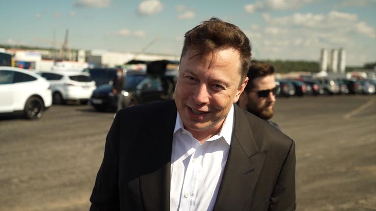 "Frontal 21-Dokumentation: Turbo, Tempo, Tesla - Elon Musk in Brandenburg": Elon Musk steht im Sommer auf der Großbaustelle in Brandenburg, Grünheide, Ortsteil Freienbrink.