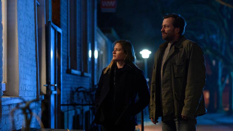 "Ostfriesenangst": Ann Kathrin Klaasen (Julia Jentsch) und Frank Weller (Christian Erdmann) stehen in der Dunkelheit auf der Straße und schauen durch ein Fenster.
