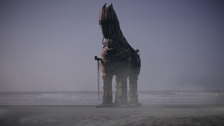 "Terra X: Das Trojanische Pferd – Auf der Spur eines Mythos“: CGI: Nachbau des Trojanischen Pferds am Strand im Hintergrund einige Segelschiffe.