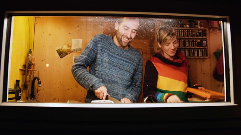 "37° Der Traum vom kleiner Wohnen - Abenteuer Tiny House": Hanna und Michael bereiten gemeinsam das Essen im Tiny House vor.