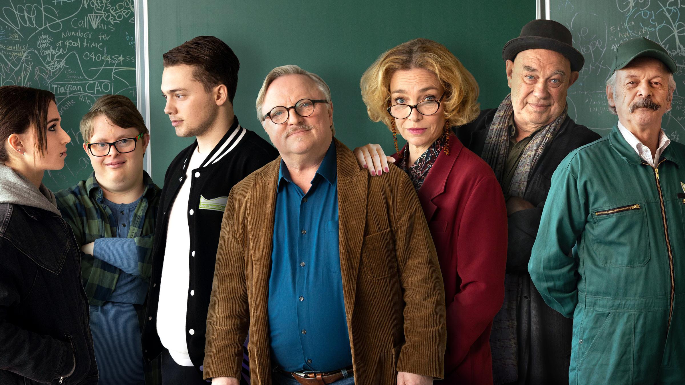 "Extraklasse 2+": Sandra (Cosima Henman), Norbert (Nico Ranel), Philipp (Anselm Bresgott), Ralph Friesner (Axel Prahl), Dörte Wiederbusch (Aglaia Szyskowitz), Walter (Hans-Martin Stier), Gökdal (Vedat Erincin) stehen vor einer Tafel.