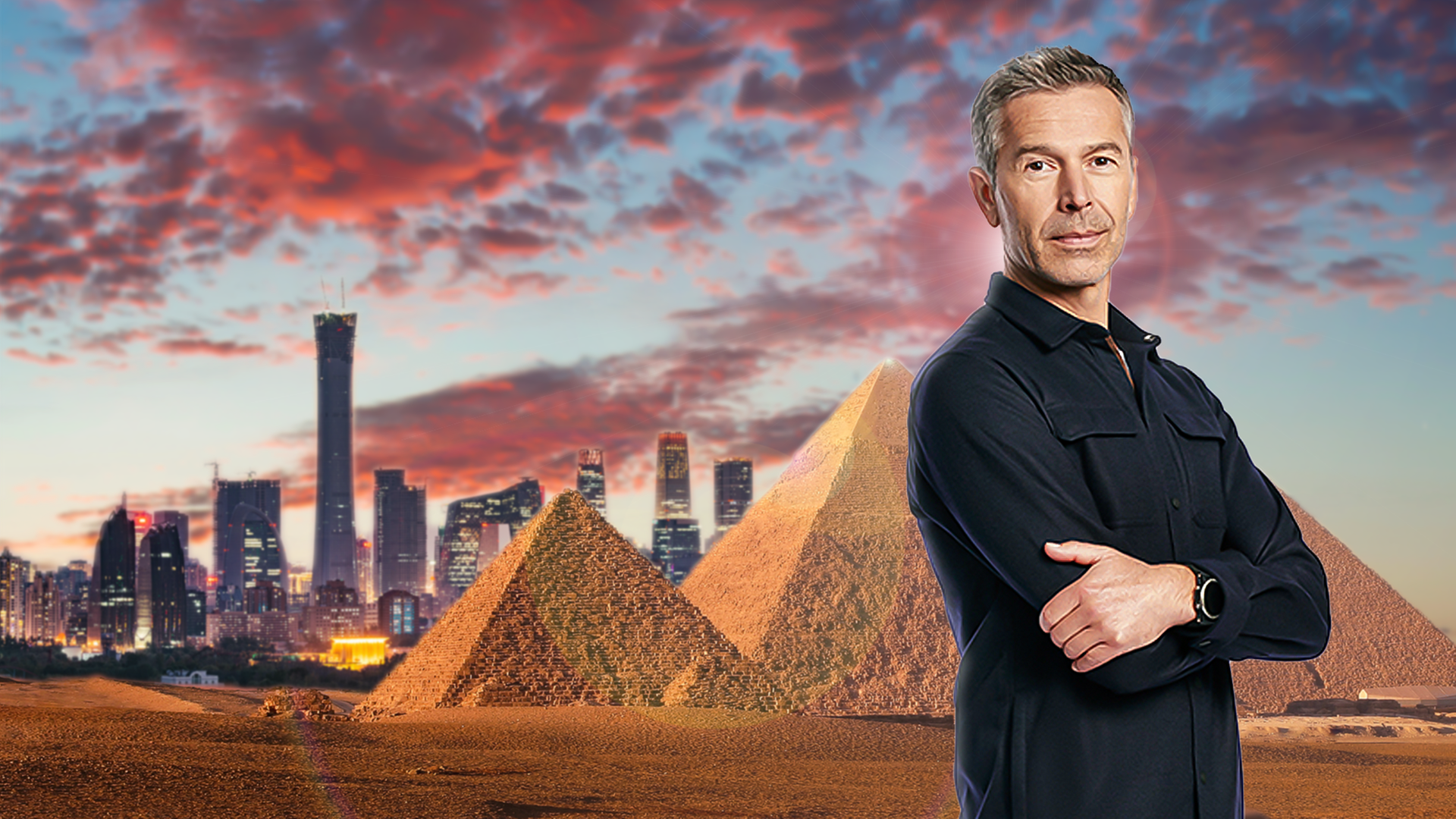 "Terra X: Wem gehört die Welt – Vom Acker zum Imperium":Szene: Wolkiger Himmel, drei Darsteller bei Feldarbeiten. Im Vordergrund links ein Darsteller von hinten.