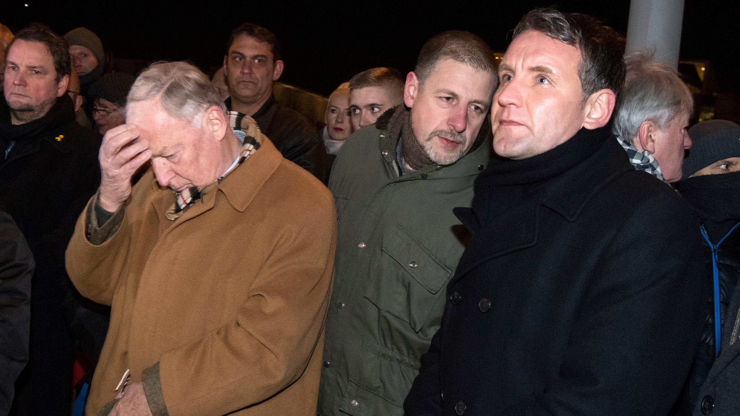 "Die Neue Rechte - Der Wahn vom homogenen Volk": Alexander Gauland, Götz Kubitschek und Björn Höcke stehen bei in einer Menschenmenge.