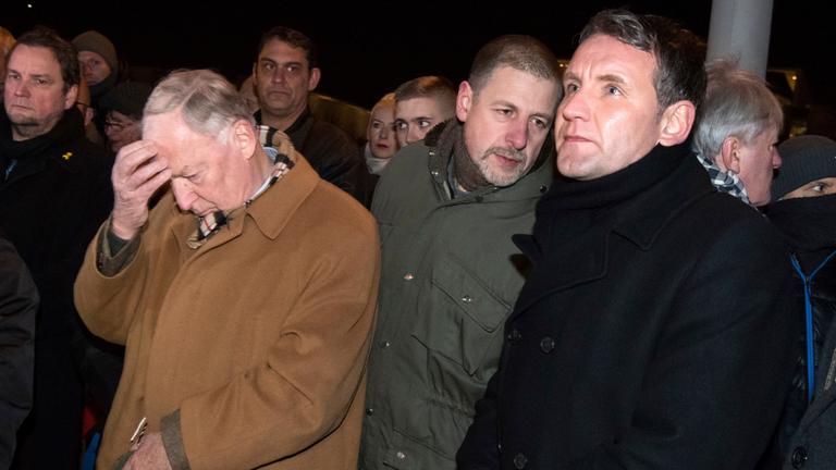 "Die Neue Rechte - Der Wahn vom homogenen Volk": Alexander Gauland, Götz Kubitschek und Björn Höcke stehen bei in einer Menschenmenge.