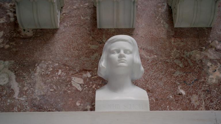 "Sophie Scholl - Das Gesicht des besseren Deutschlands": Büste des Kopfes von Sophie Scholl aus weißem Marmor.