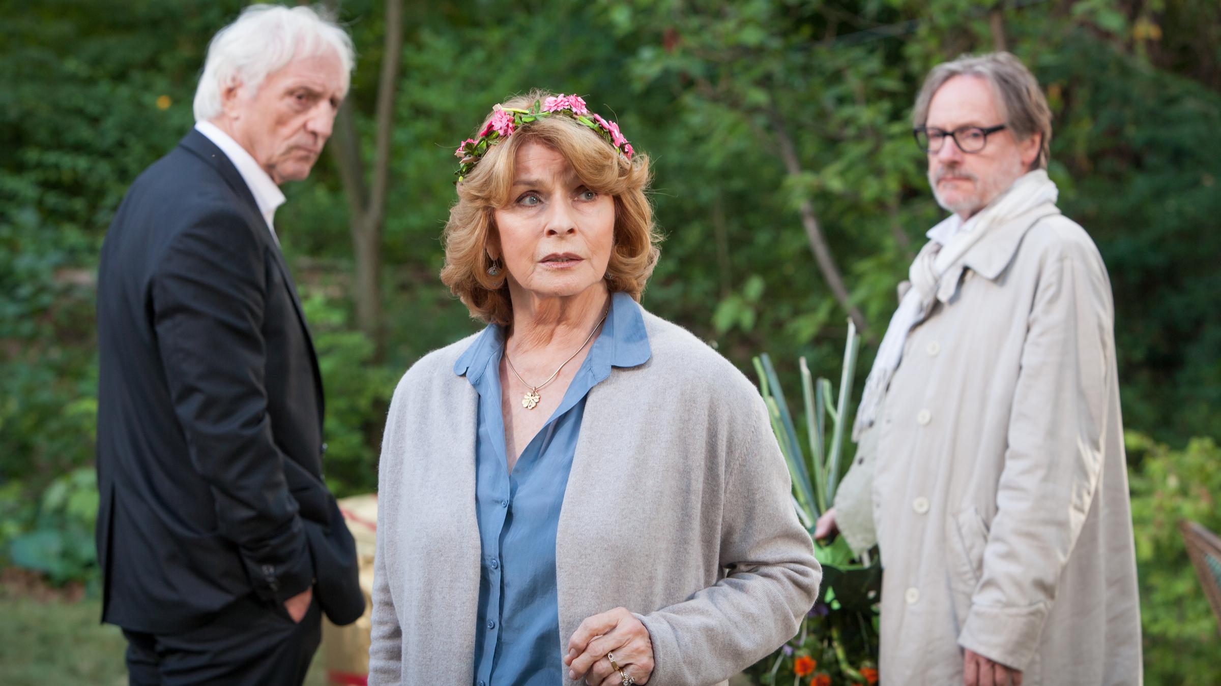 "Die Hochzeit meiner Eltern": Peter (Günther Maria Halmer), Betty (Senta Berger) und Leo (Michael Wittenborn) stehen im Garten.