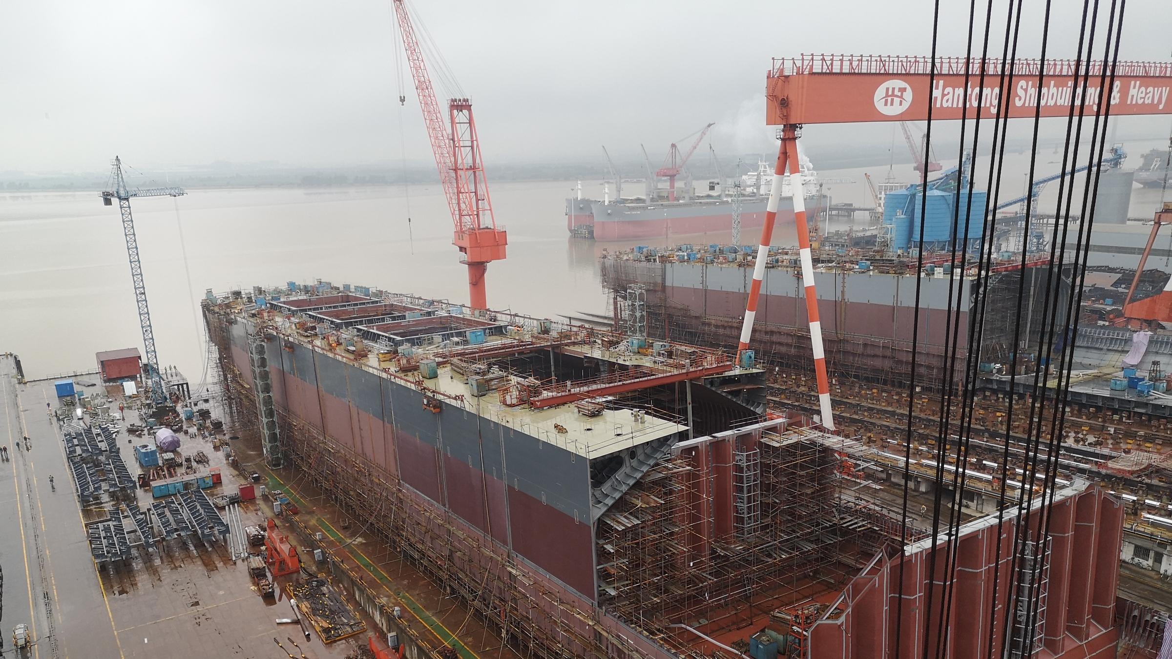 "Terra X: Giganten der Meere - Die Welt der Megafrachter und der Kreuzfahrtriesen": Luftaufnahme. Werft mit Schiff im Bau.