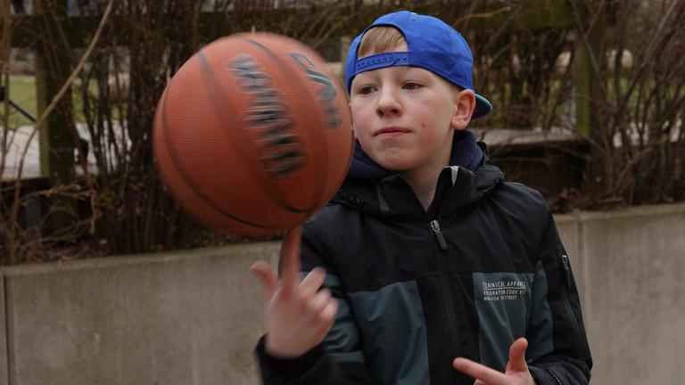 "37°: Die Wütenden - Wenn Kinder das System sprengen": Lennard spielt draußen Ball.