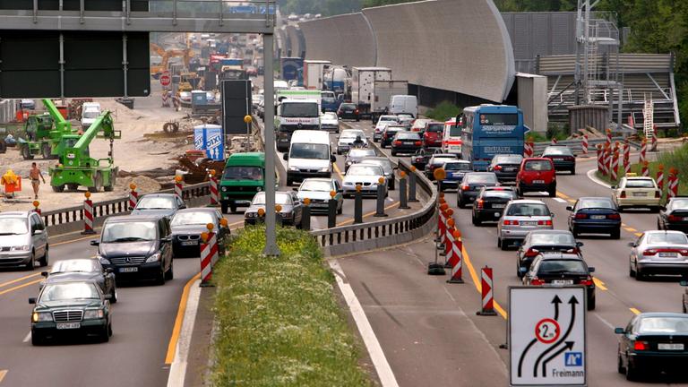 "ZDF.reportage: Deutschland, das kannst Du besser - Infrastruktur": Autobahnbaustelle auf der A9. Autos werden umgeleitet. Der Verkehr fließt nur zähflüssig.