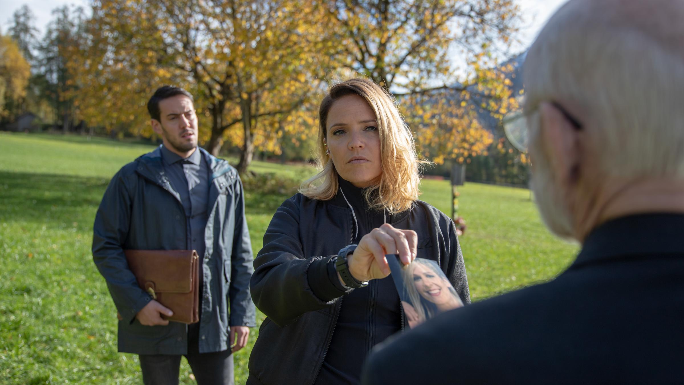  "Das Mädchen aus dem Bergsee": Alexander Yüsüf-Demir (Dominik Raneburger), Lisa Kuen (Patricia Aulitzky), Pfarrer (Peter Mitterutzer).