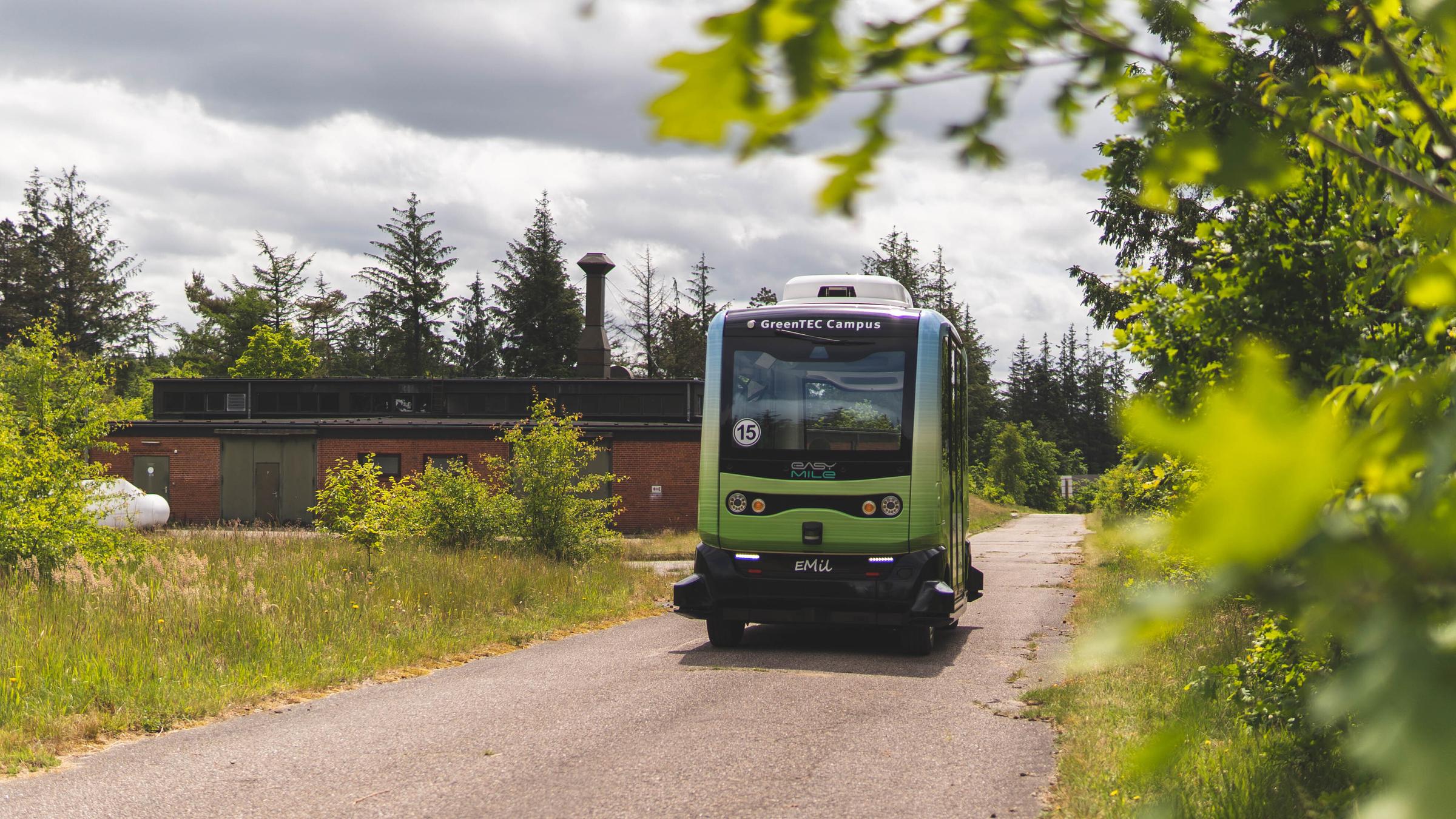 "plan b: Fliegen, fahren, schweben - Der Verkehr der Zukunft": Ein autonom-fahrender Bus fährt auf einem Weg.