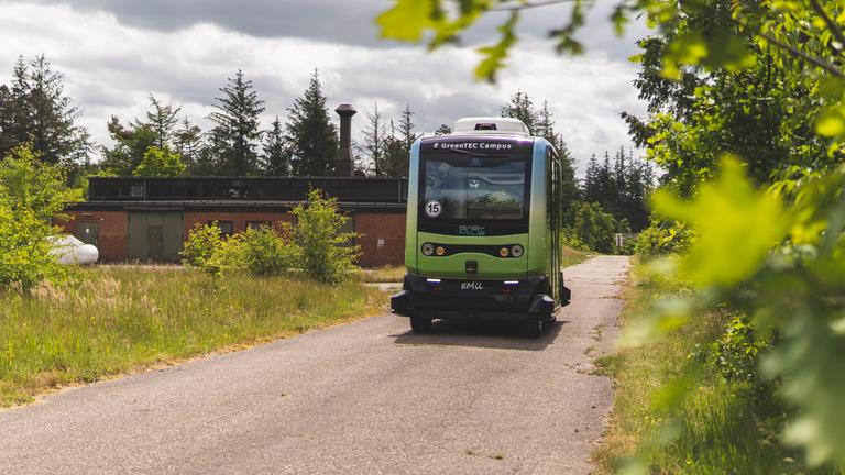 "plan b: Fliegen, fahren, schweben - Der Verkehr der Zukunft": Ein autonom-fahrender Bus fährt auf einem Weg.