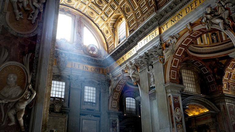 "Opus Dei - Die heilige Mafia?": Blick in den Innenraum einer Kirche.
