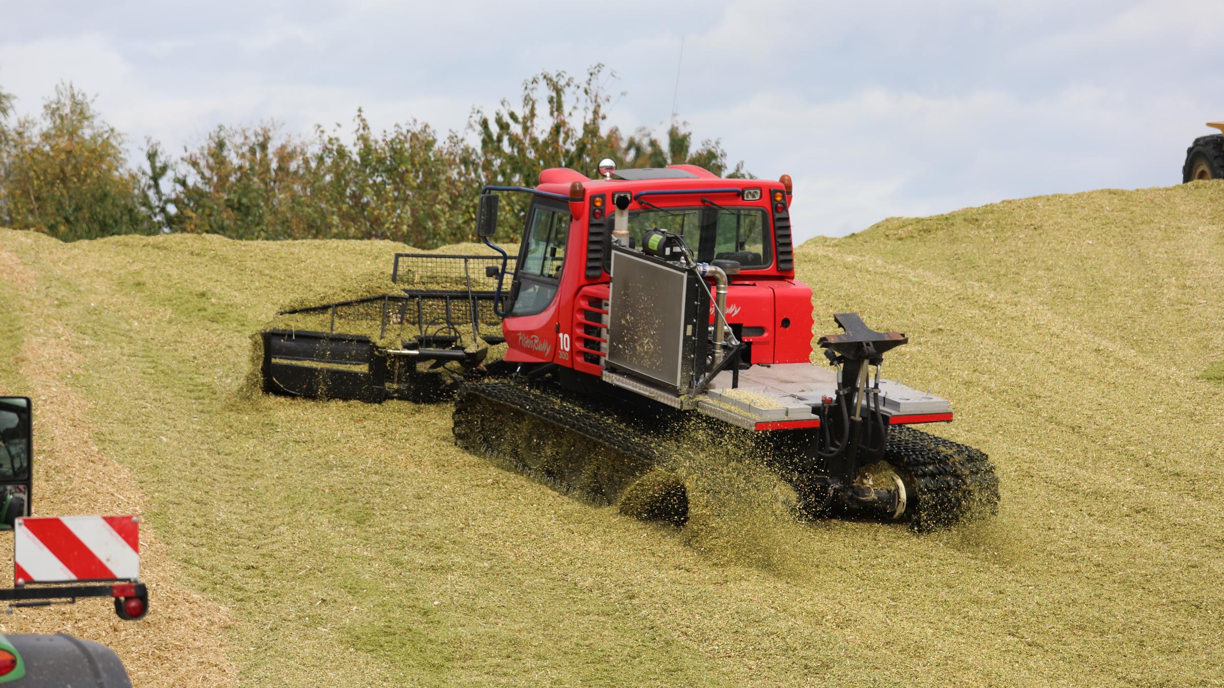 "planet e.: Europas grüne Felder - Wohin steuert die Agrarpolitik?":  Ein Harvester bei der Ernte auf einem Feld.