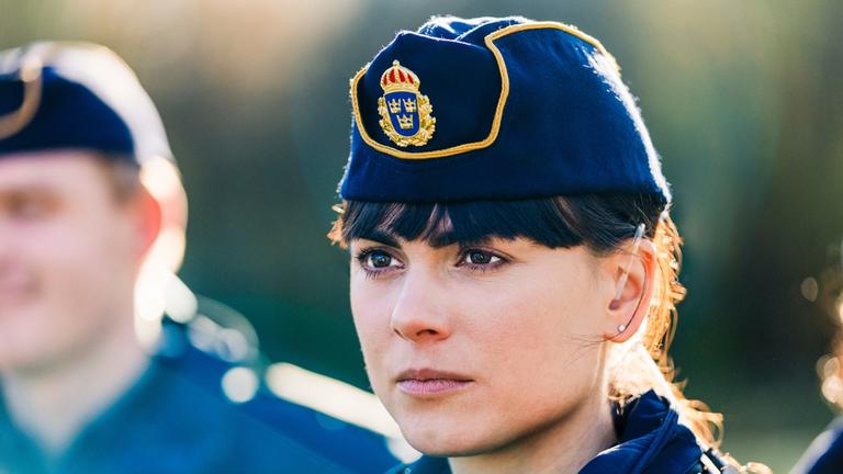 "Huss - Verbrechen am Fjord: Bewährungsproben": Katarina Huss (Karin Franz Körlof) in einer Nahaufnahme unter anderen Kollegen.