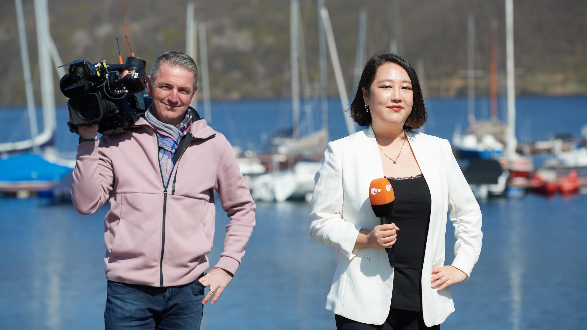 "ZDF in der Rureifel" (10. Mai bis 6. Juni 2021): Reporterin Yaena Kwon und Kameeramann Sacha Seibert