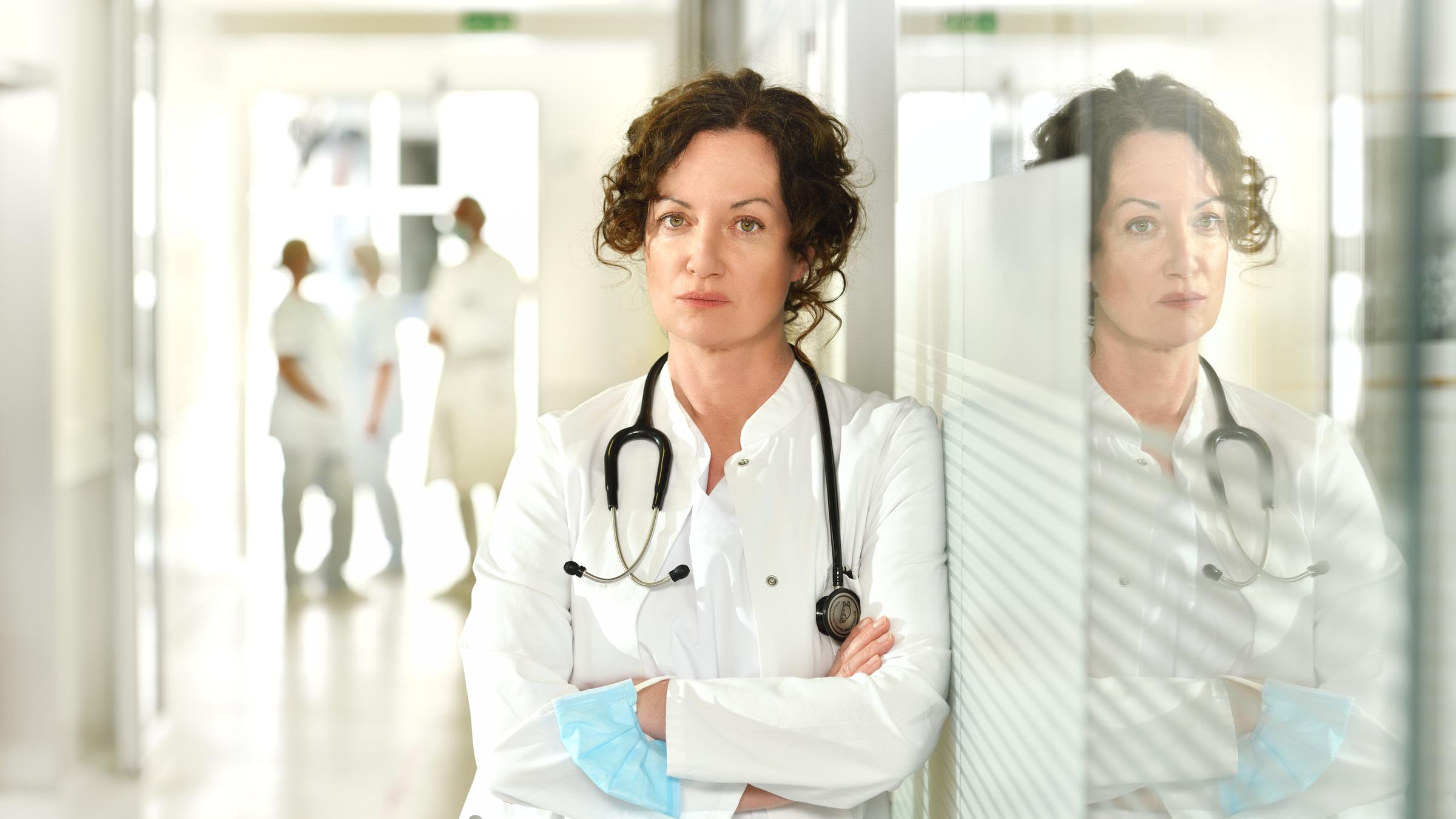 "Die Welt steht still": Die Ärztin Caroline Mellau (Natalia Wörner)