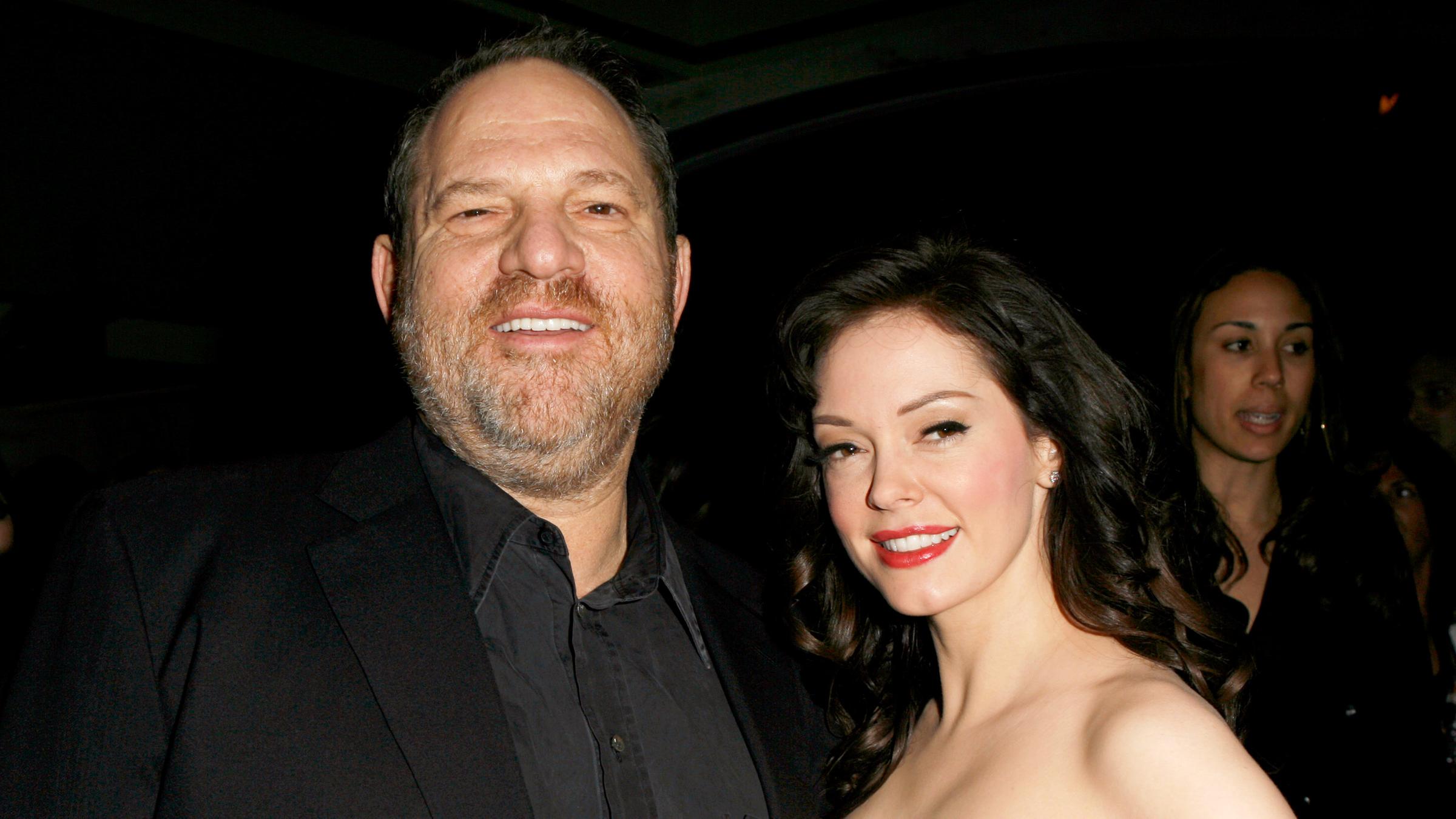 "Unantastbar - Der Fall Harvey Weinstein": Harvey Weinstein im Smoking mit Rose McGowann im Abendkleid.