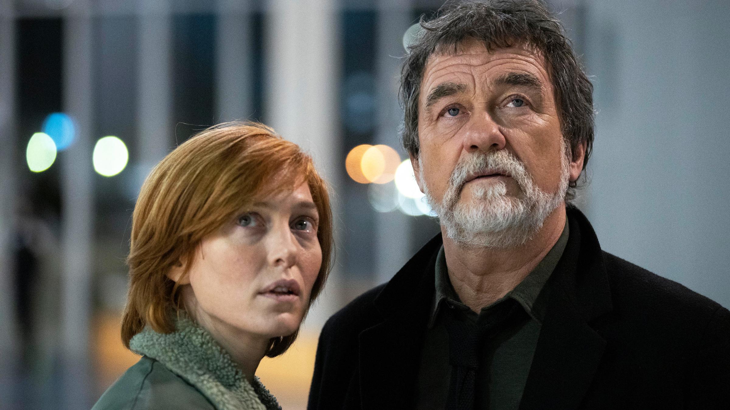 "Die purpurnen Flüsse - Die Pest": Camille Delaunay (Erika Sainte) und Pierre Niémans (Olivier Marchal) stehen nebeneinander und sehen nach oben.