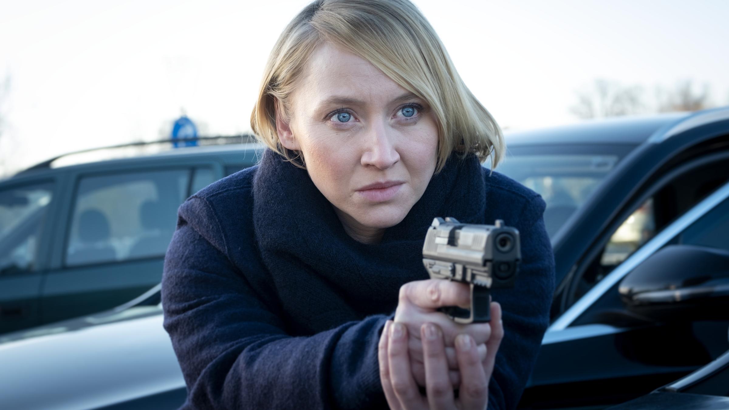 "Solo für Weiss - Das letzte Opfer": Nora Weiss (Anna Maria Mühe) hält ihre Waffe im Anschlag und schaut konzentriert nach vorne.