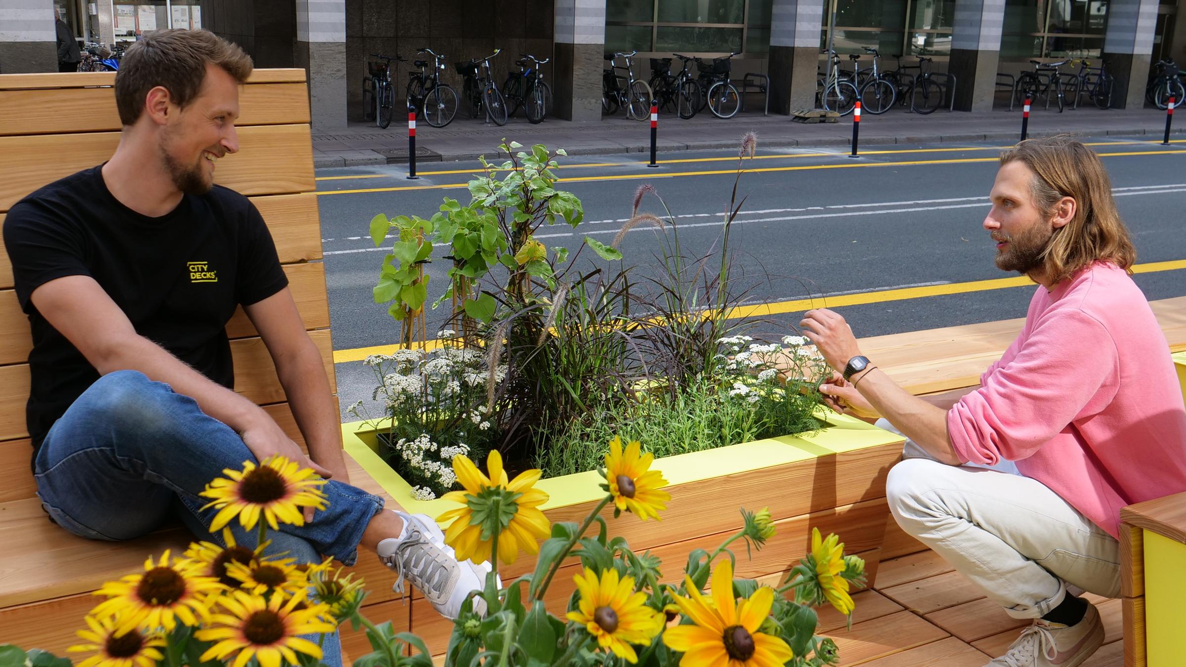 "plan b: Lebenswerte Cities": David Neumann und Robin Lang bepflanzen ihre Stadtmöbel.