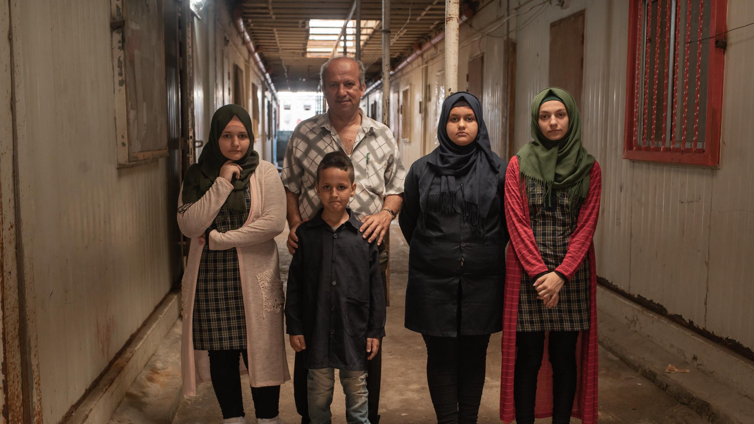 "Zerrissene Familie - Zwischen Syrien und Deutschland": Fteims fünfköpfige Familie  in einem Flüchtlingslager.