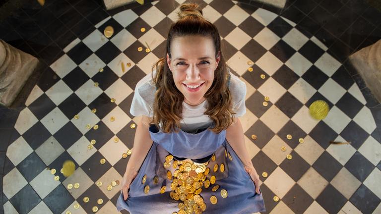 "Die Sterntaler des Glücks": Katja (Alexandra Neldel) hat ihre Schürze ausgebreitet und Goldtaler regnen in diese hinein.