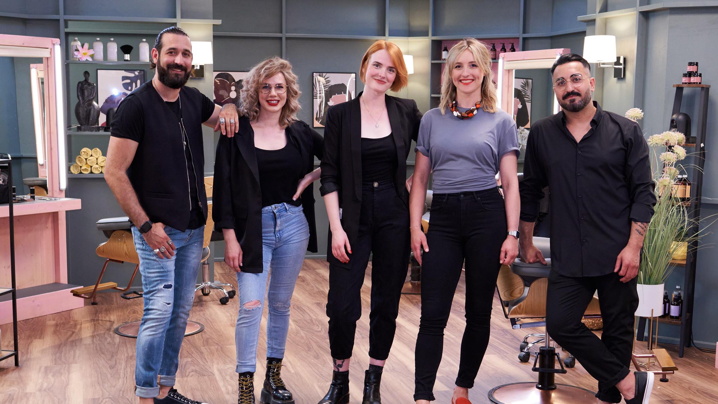 "Waschen, Schneiden, Leben!": Das fünfköpfige Friseurteam aus Köln: Bora, Scarlett, Juliane, Stephanie und Hamid.