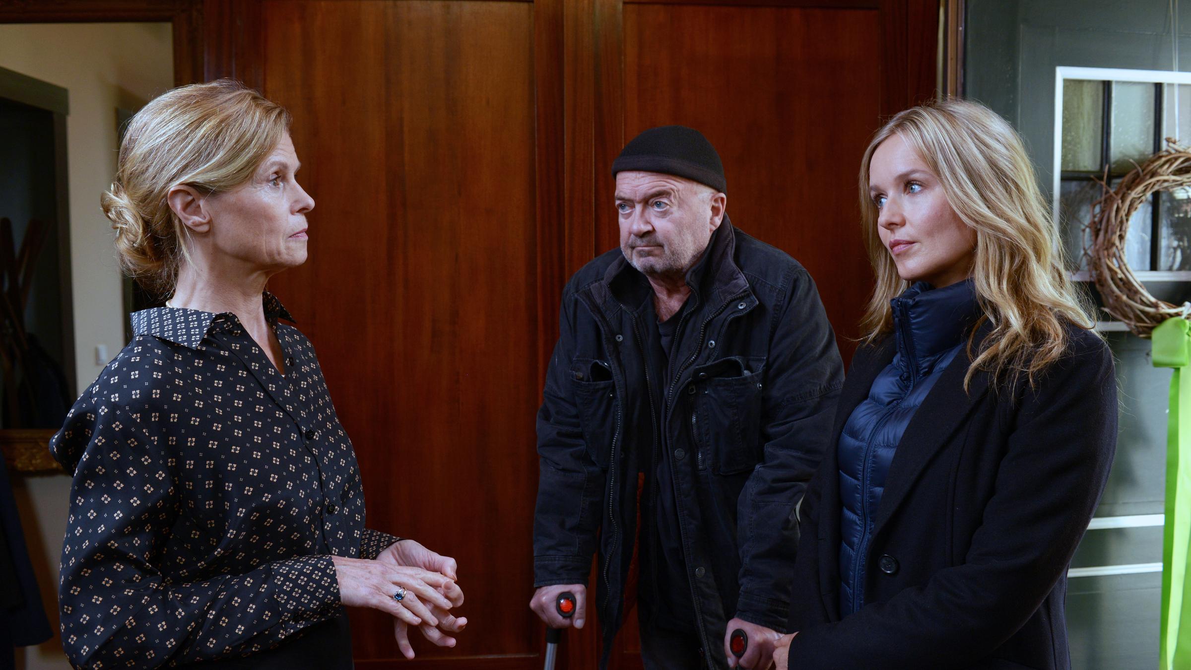 "Ein starkes Team - Sterben auf Probe": Otto (Florian Martens) und Linett (Stefanie Stappenbeck) stehen in einem Flur bei Erika Paulsen (Leslie Malton). Otto stützt sich auf Krücken.