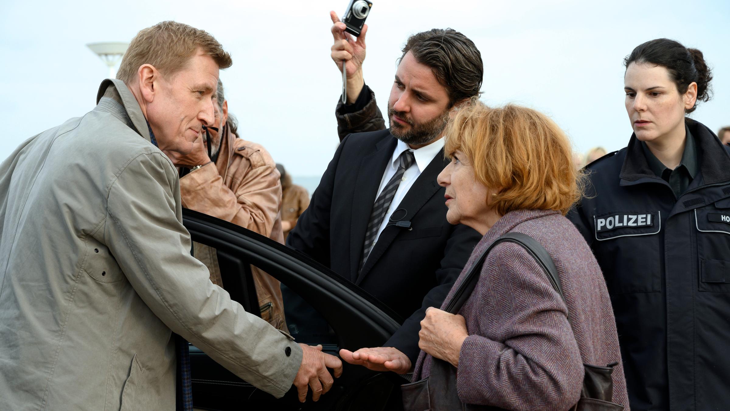 "Zurück ans Meer": Charlotte Breuer (Hannelore Hoger) will die Stimme Kjell Mortensens (Jens Albinus) als die des Entführers erkannt haben. Sein Chauffeur (Alexander Kruuse-Mettin) und eine Polizistin (Cecile Gujer) wundern sich.