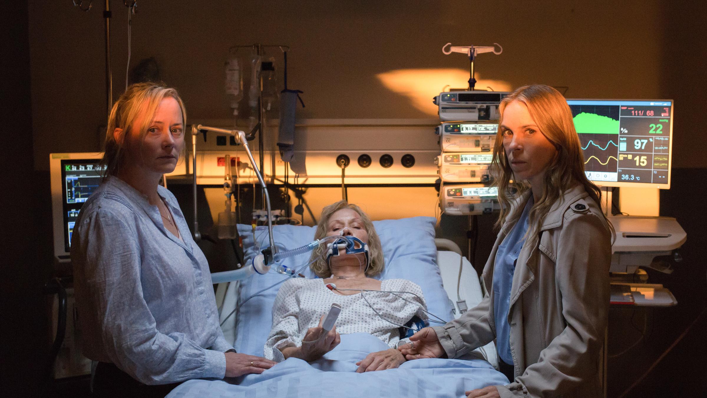 "Bring mich nach Hause": Ulrike (Silke Bodenbender) und ihre Schwester Sandra (Anneke Kim Sarnau) stehen besorgt am Krankenbett ihrer reglosen Mutter Martina (Hedi Kriegeskotte).