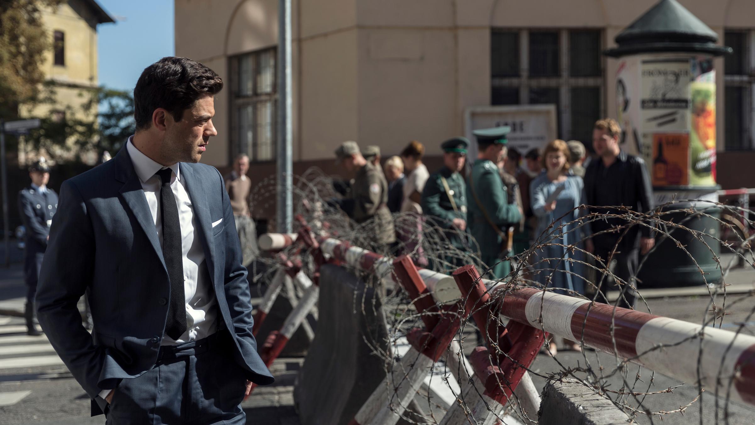 "Spy City (1)": Fielding Scott (Dominic Cooper) steht vor einer Straßenabsperrung im westlichen Sektor Berlins.