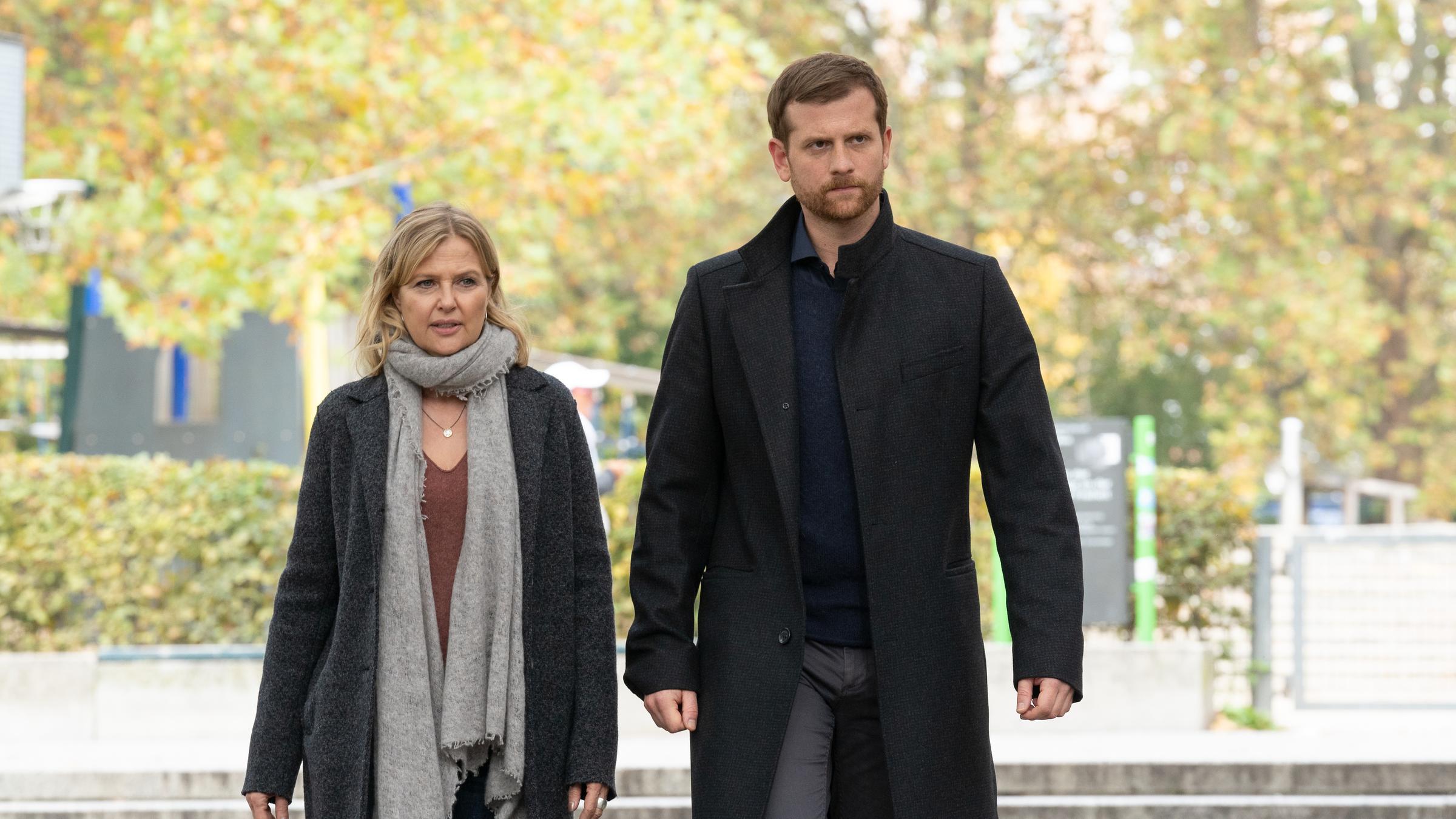 "Die Chefin - Trugbild": Vera Lanz (Katharina Böhm) und Maximilian Murnau (Christoph Schechinger) gehen mit ernstem Blick durch einen Park.