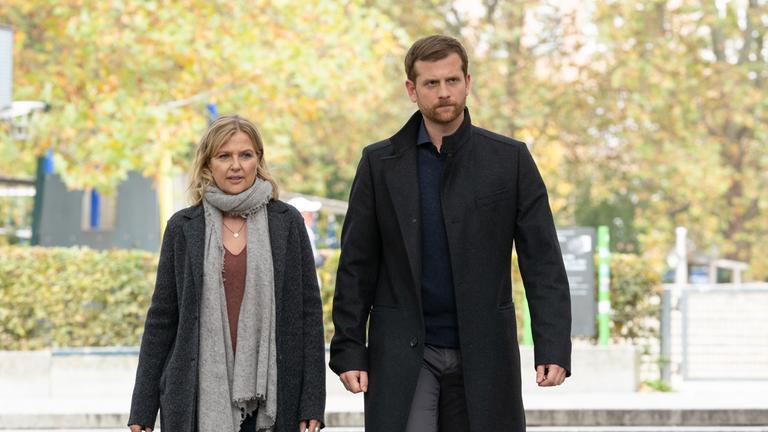"Die Chefin - Trugbild": Vera Lanz (Katharina Böhm) und Maximilian Murnau (Christoph Schechinger) gehen mit ernstem Blick durch einen Park.