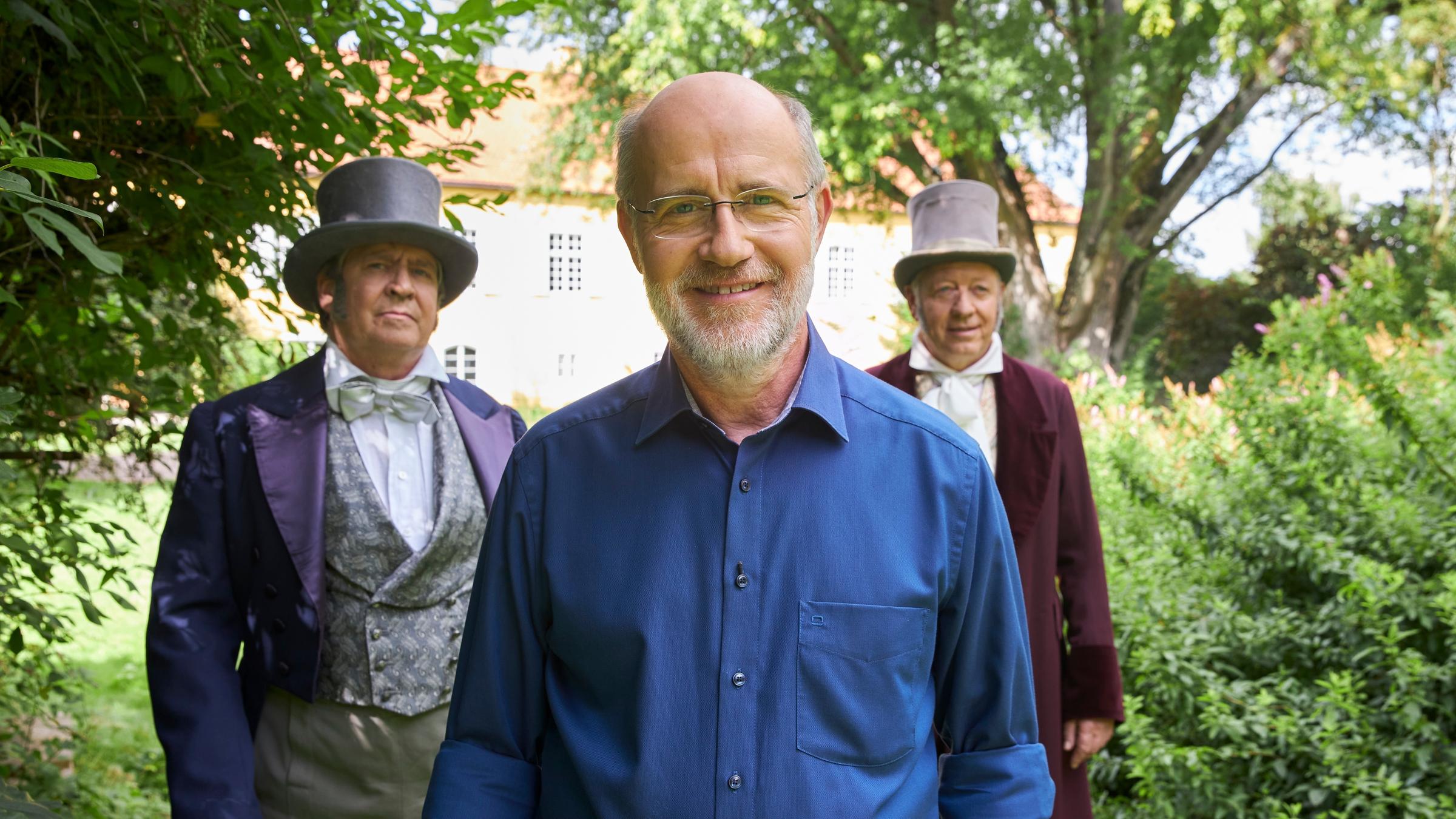 "Terra X: Faszination Universum -Im Bann der Technik“: Prof. Harald Lesch mit den Darstellern von Alexander und Wilhelm von Humboldt bei Dreharbeiten im Garten von Schloss Jetzendorf, Oberbayern.