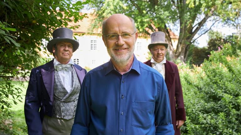 "Terra X: Faszination Universum -Im Bann der Technik“: Prof. Harald Lesch mit den Darstellern von Alexander und Wilhelm von Humboldt bei Dreharbeiten im Garten von Schloss Jetzendorf, Oberbayern.