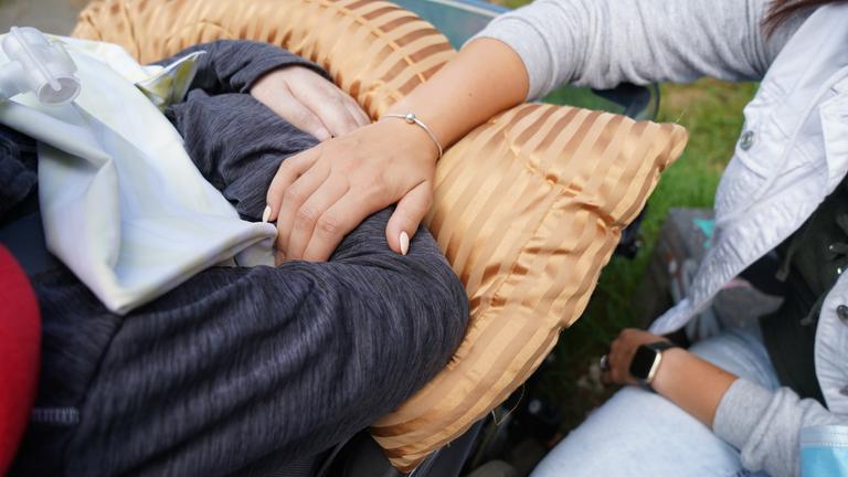 Zwischen den Welten - Leben und Sterben im Wachkoma": Nancy aus Leipzig am Rollstuhl ihres Vaters, der seit zehn Jahren im Wachkoma liegt.
