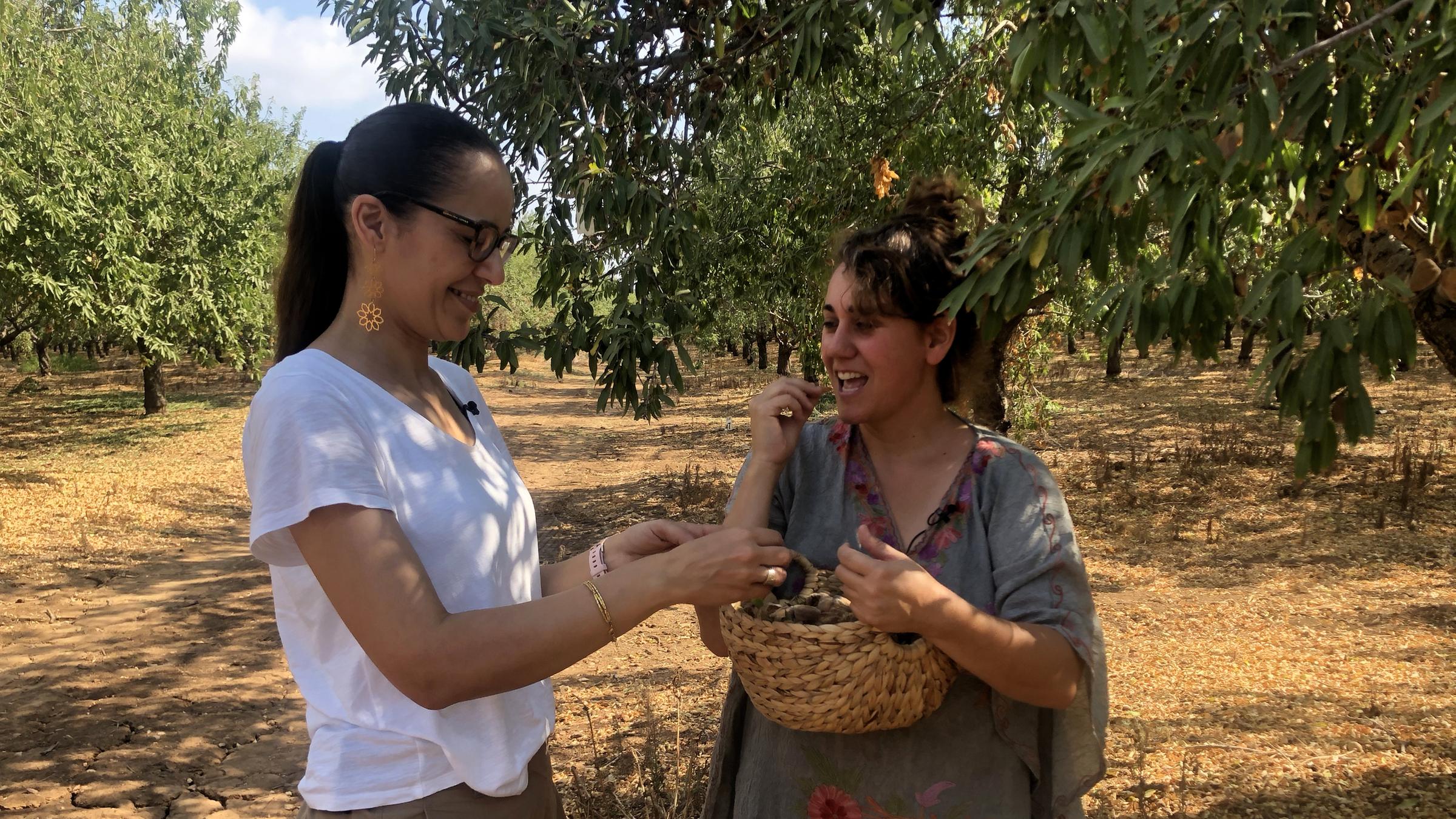 "Mein Nachbar, mein Feind? Juden und Muslime in Israel (3sat)": links im Bild: Dr. Muzna Bishara  (Palästinensische Israelin,) Mitbegründerin von „Sir Lasalam“ (Ein Topf für Frieden), rechts im Bild: Dafi Kremer (Israelin) Mitbegründerin „Sir Lasalam“