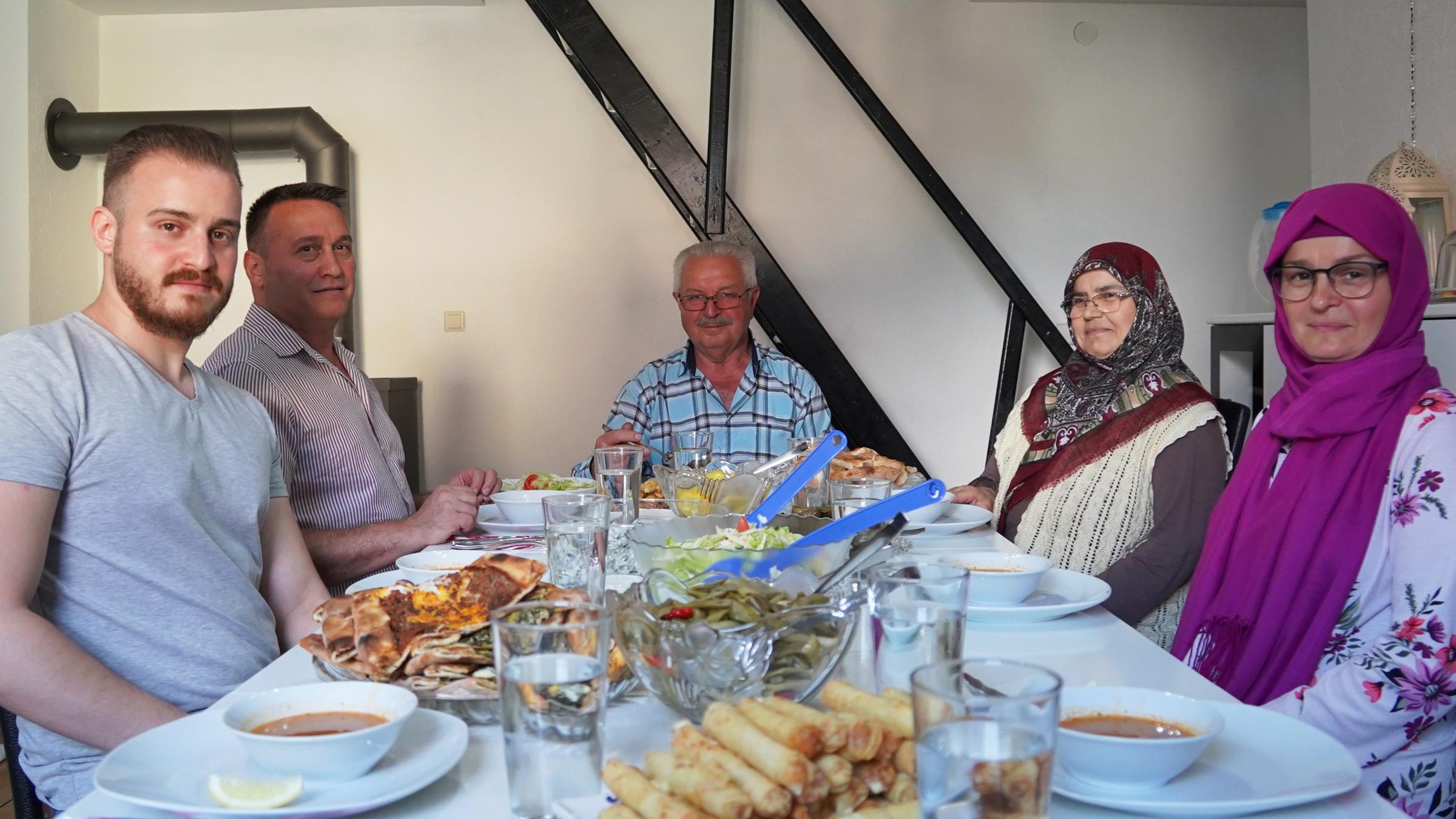 "Neue Heimat Almanya": Hasan Öcalan sitzt mit dreien seiner Kinder und einem Schwiegersohn in seinem Zuhause in Oberndorf am Neckar.