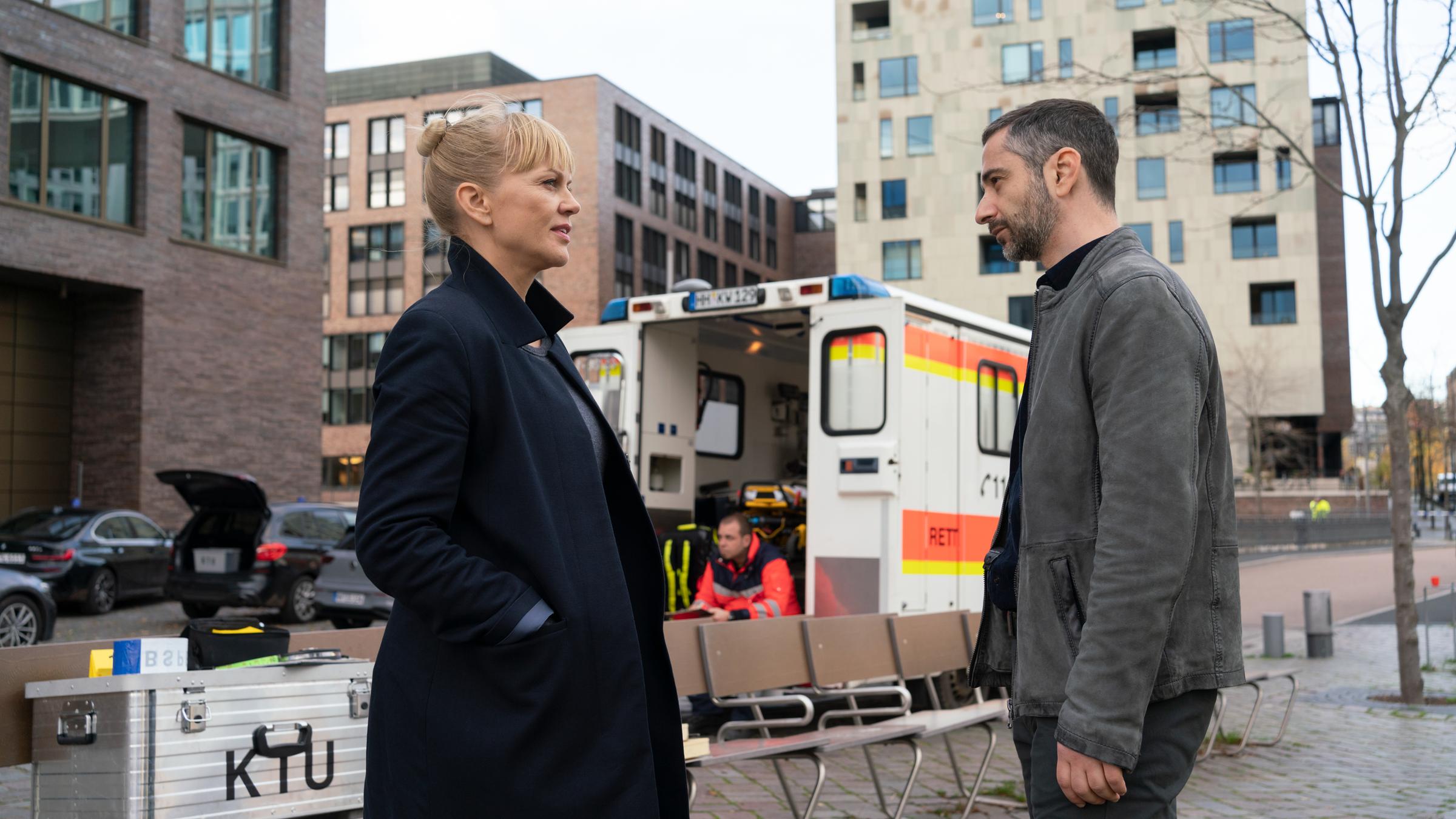 "Helen Dorn - Die letzte Rettung": Helen Dorn (Anna Loos) und Tayfun Murat (Denis Moschitto) stehen sich auf der Straße gegenüber.