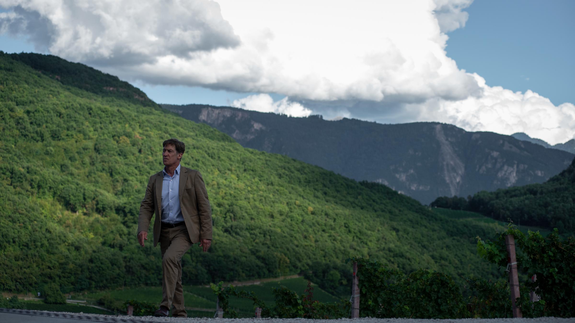 "Im Netz der Camorra - Teil I": Der Winzer Matteo DeCanin (Tobias Moretti) kontrolliert seine Weinberge. Die Ernte steht unmittelbar bevor.