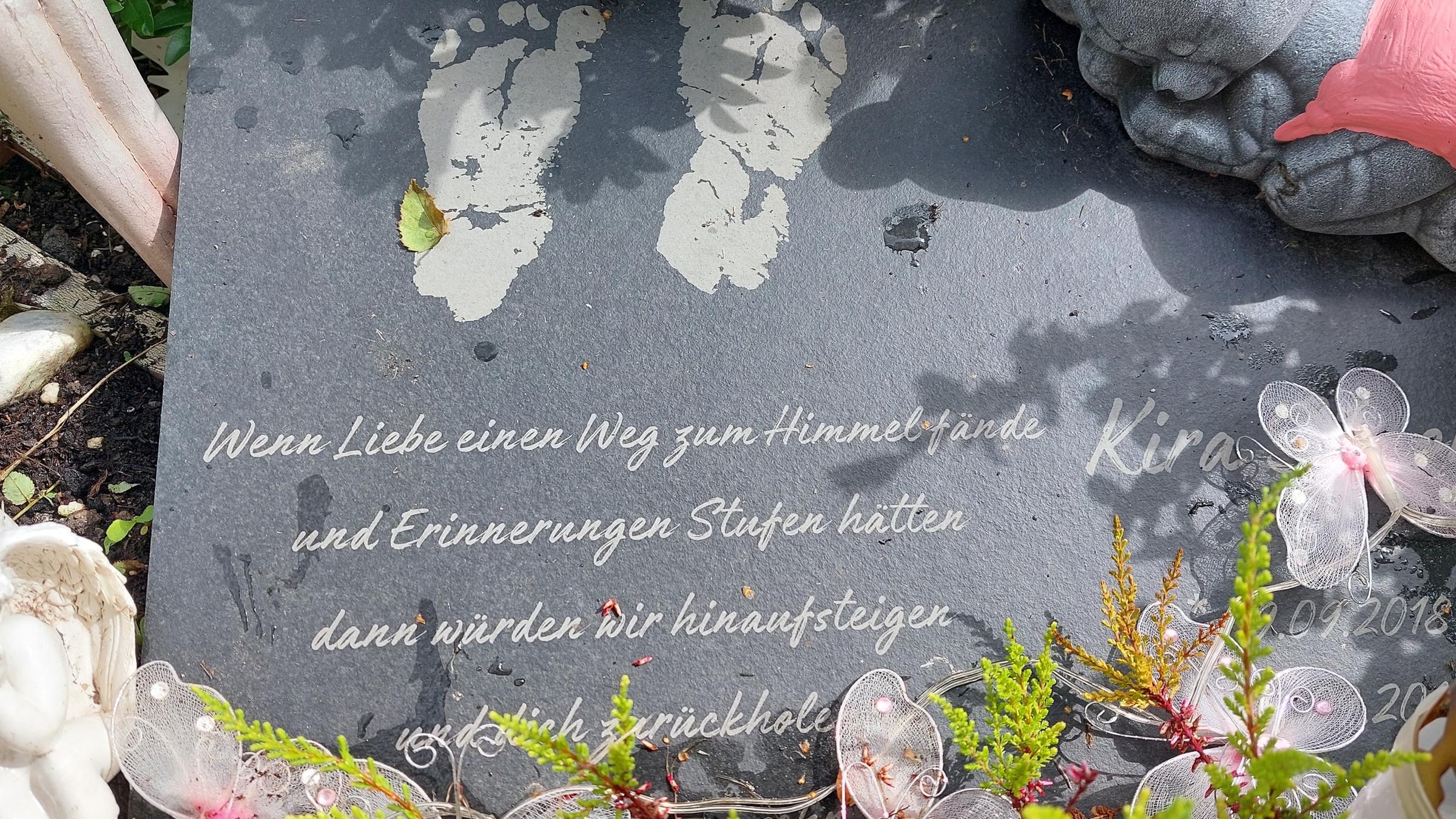 "37° Ein Hauch von Leben - Sternenkinder und ihre Eltern": Steinplatte mit dem Text: "Wenn Liebe einen Weg zum Himmel fände und Erinnerungen Stufen hätten, dann würden wir hinaufsteigen und dich zurückholen."