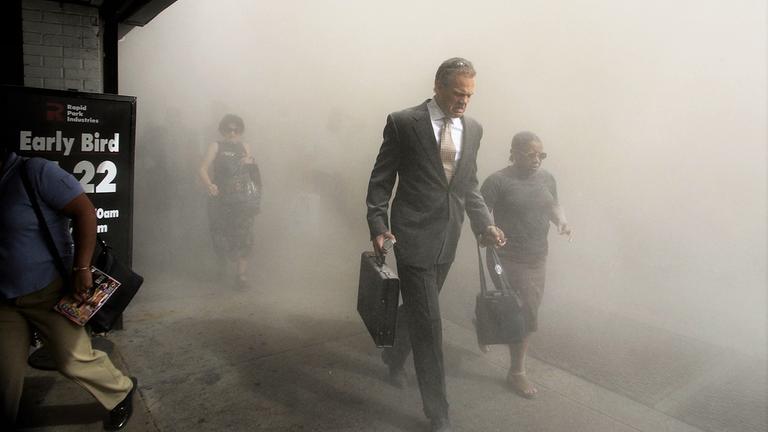"ZDFzoom: 9/11 - Ein Tag im September": New Yorker Bürger flüchten am 11.9.2011 vor dem Ascheregen, der durch die Straßen quillt.