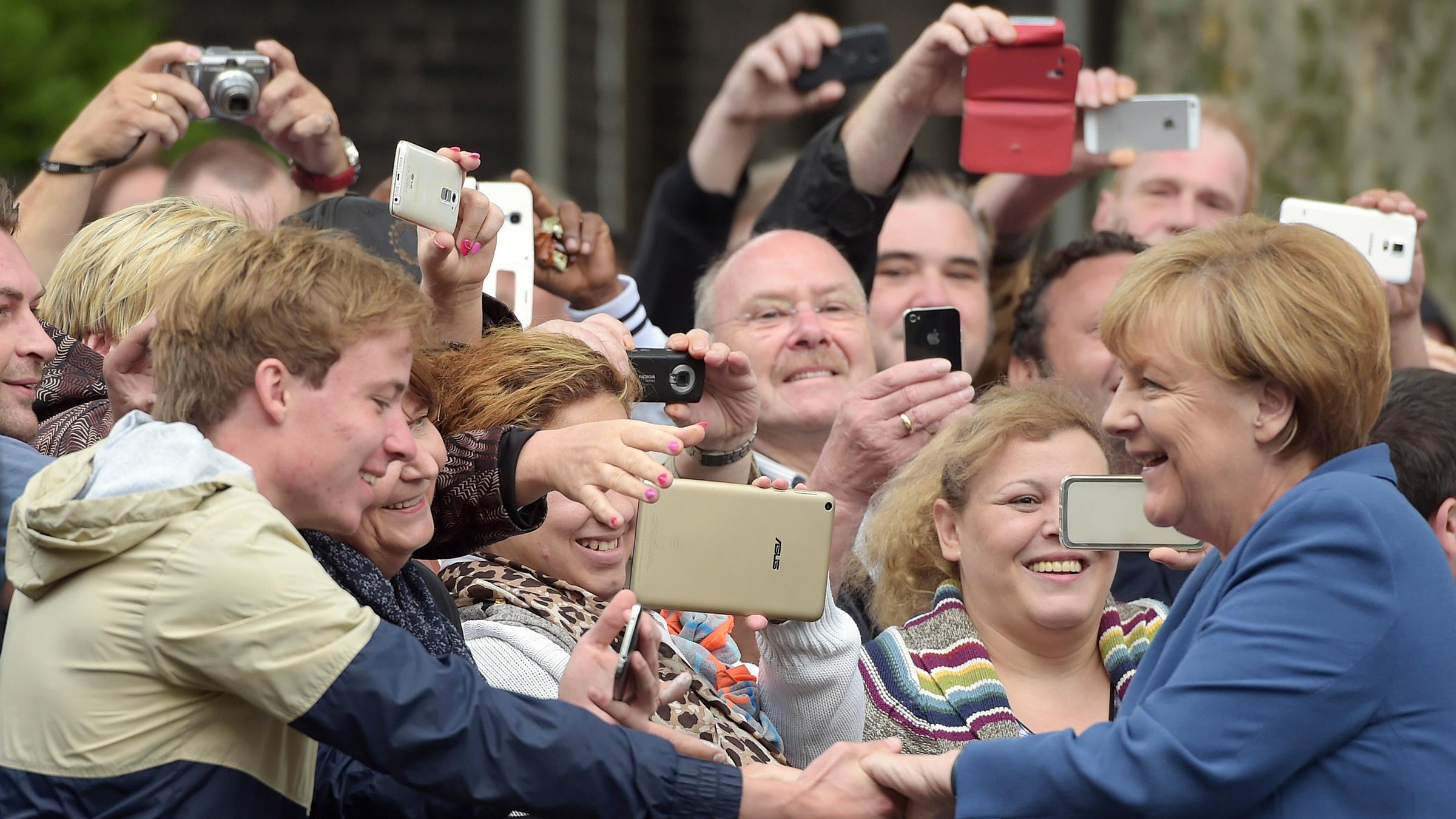 "Zeitreise durch die Merkel-Jahre - Sommermärchen, Finanzkrise und Atomkraft-Aus": Angela Merkel sucht das Bad in der Menge.