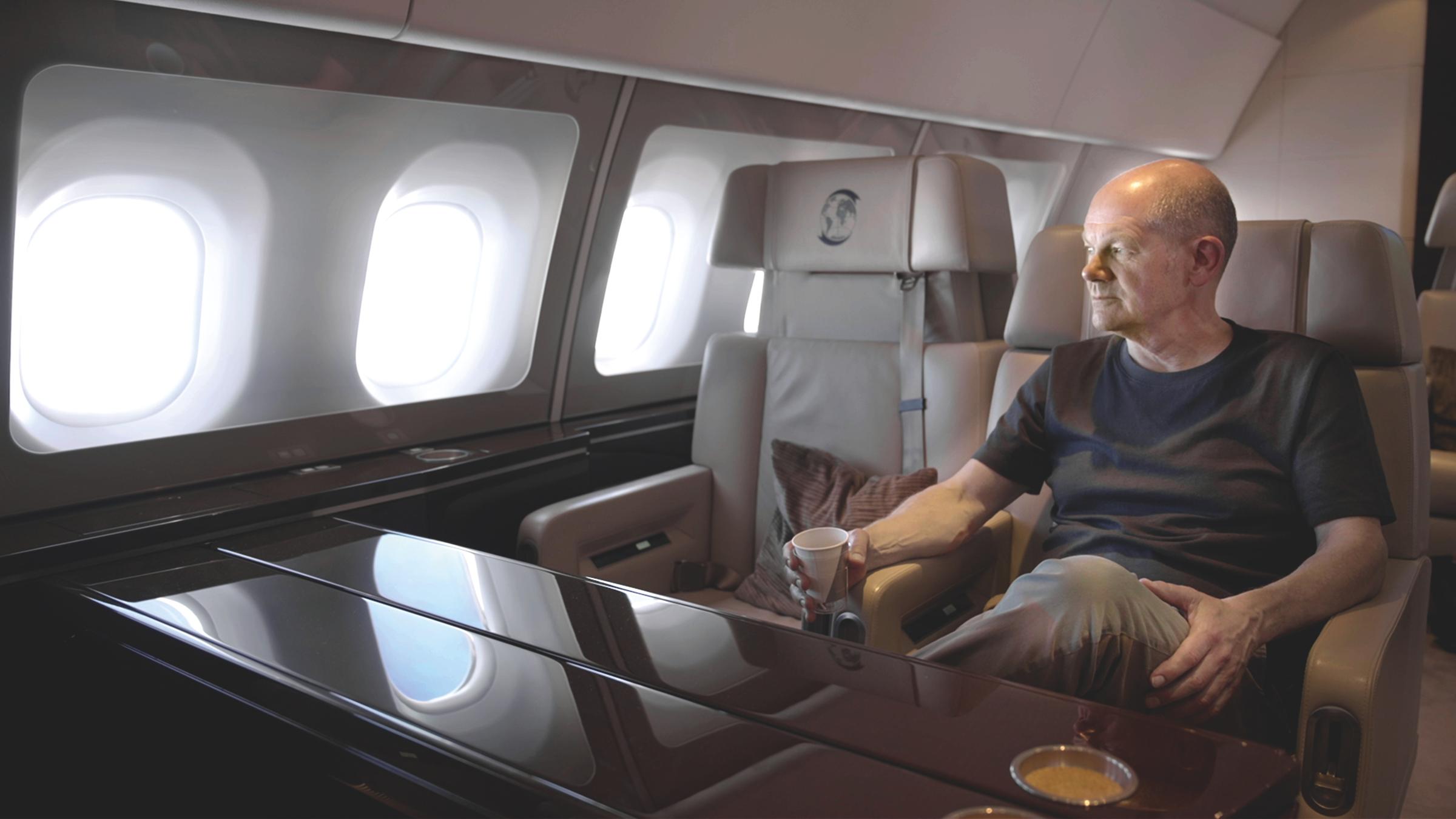 "ZDFzeit: Der Kraftakt - Kampf ums Kanzleramt": Kanzlerkandidat Olaf Scholz (SPD) im Juli 2021 Regierungsflugzeug. Als Finanzminister und Vizekanzler reist er in die USA – der Wahlkampf in Deutschland geht für drei Tage ohne ihn weiter.