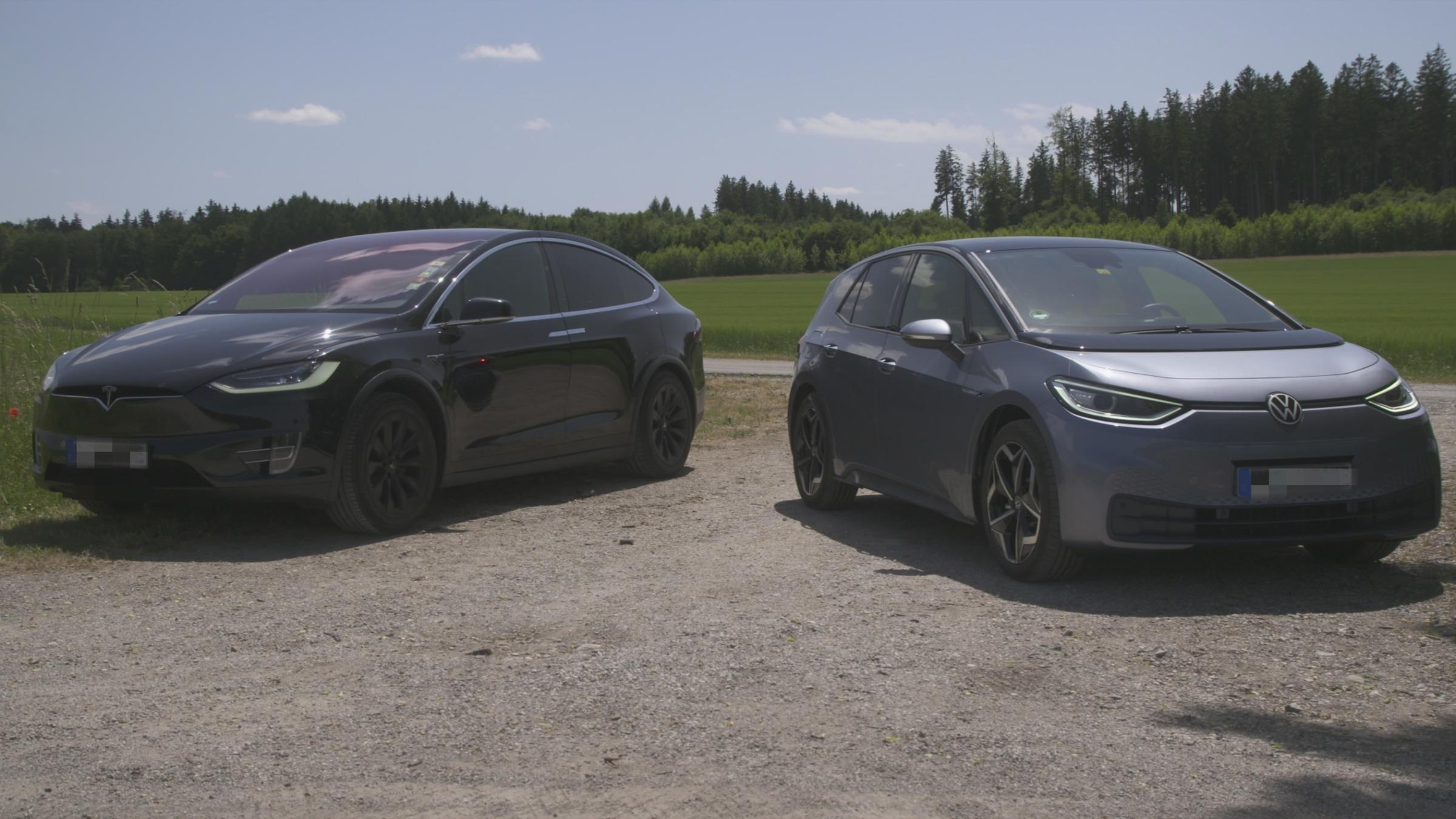 "planet e.: Mythos Elektroauto - Revolution oder Reinfall?": Ein Tesla Model X und ein VW ID.3 stehen nebeneinander auf einem Parkplatz, im Hintergrund sieht man Wiese und Wald.