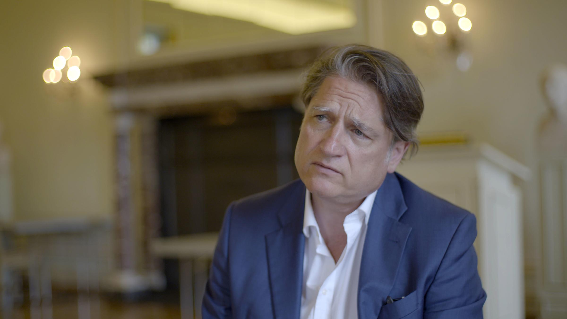 “Die Deutsche Identitätssuche - Jakob Augstein unterwegs durch eine bunte Republik”: Jakob Augstein in Großaufnahme blickt ernst in die Kamera.