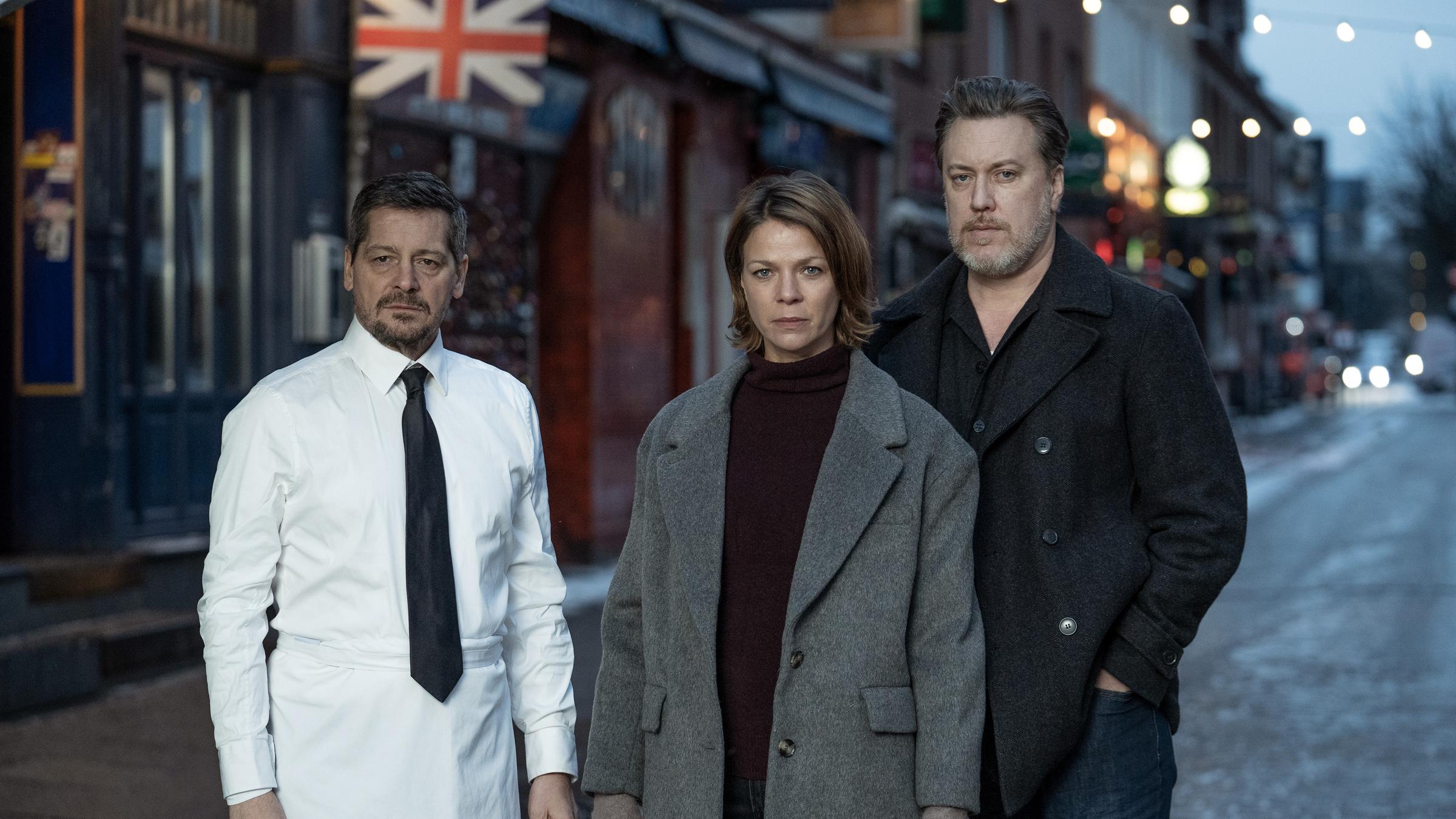 "Alles auf Rot (AT)": Fritz Karl (Erich Keller), Jessica Schwarz (Claire Keller) und  Nicholas Ofczarek (Diller) stehen auf einer Straße in der Stadt