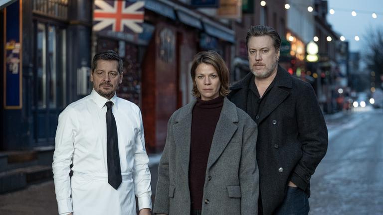 "Alles auf Rot (AT)": Fritz Karl (Erich Keller), Jessica Schwarz (Claire Keller) und  Nicholas Ofczarek (Diller) stehen auf einer Straße in der Stadt